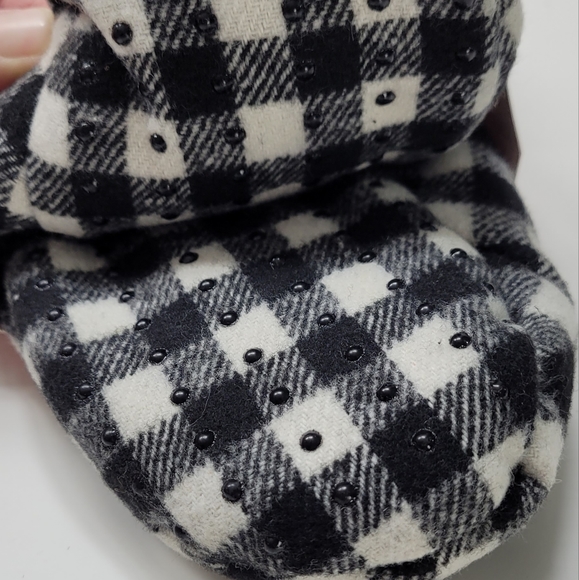 New! Wondershop Black & White Check Sherpa Lined Pull-On Slippers w/ Grippers - Picture 5 of 7